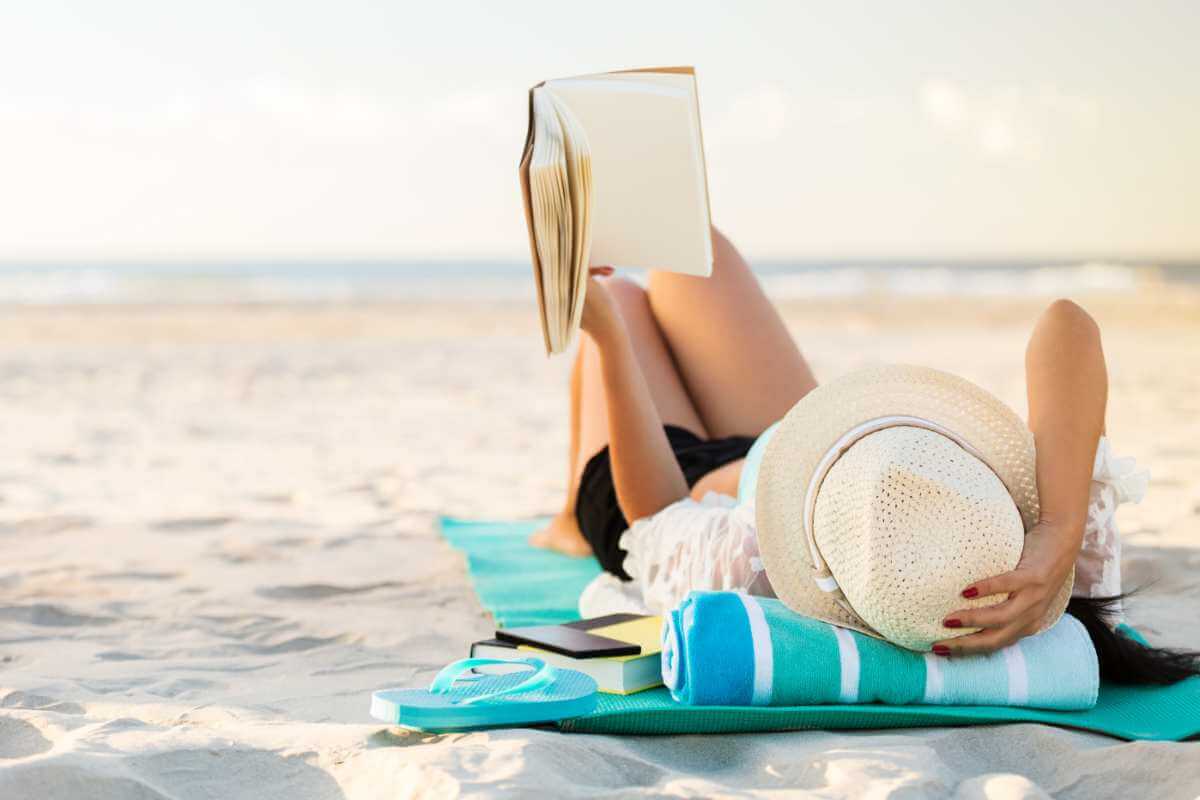 10 libri da leggere sotto l’ombrellone per l’estate 2025